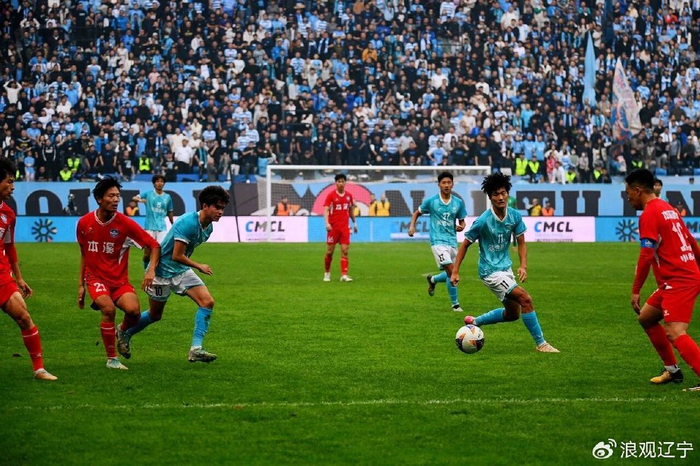 包含精彩足球比赛现场观众激情澎湃,场面热烈的词条 包含精彩足球比赛现场观众激情澎湃,场面热烈的词条